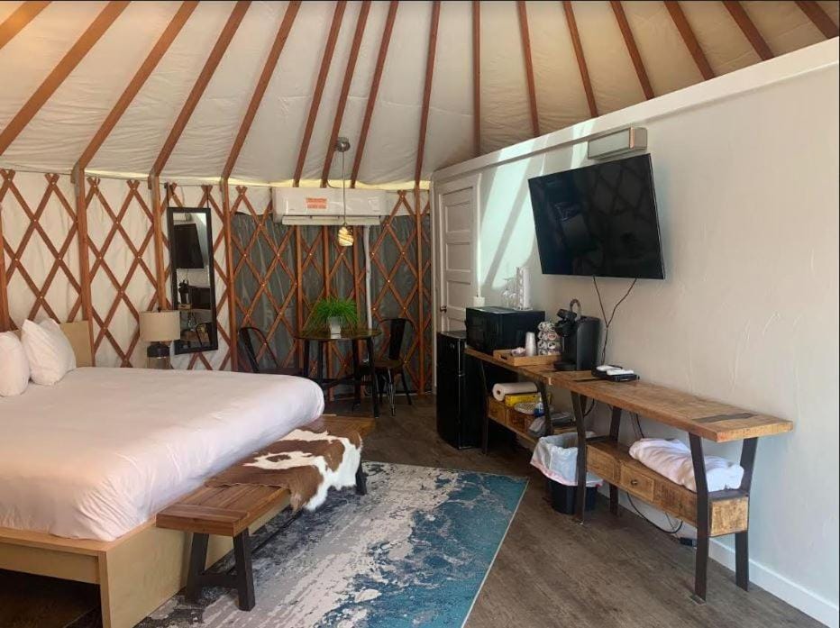 Bed, TV and multimedia, Kitchen or kitchenette, Living room, Seating area, Dining area, Bedroom, hair dresser