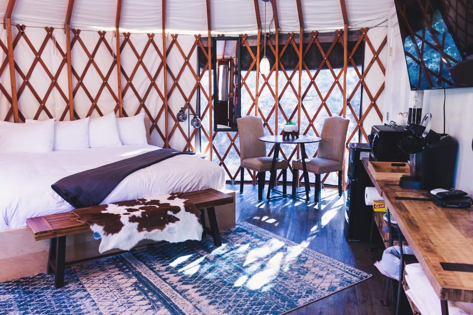 Bed, TV and multimedia, Living room, Seating area, Dining area, Bedroom