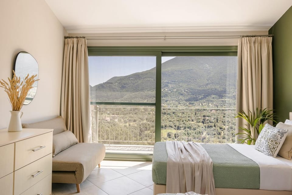 Bed, Natural landscape, Photo of the whole room, Bedroom, Mountain view