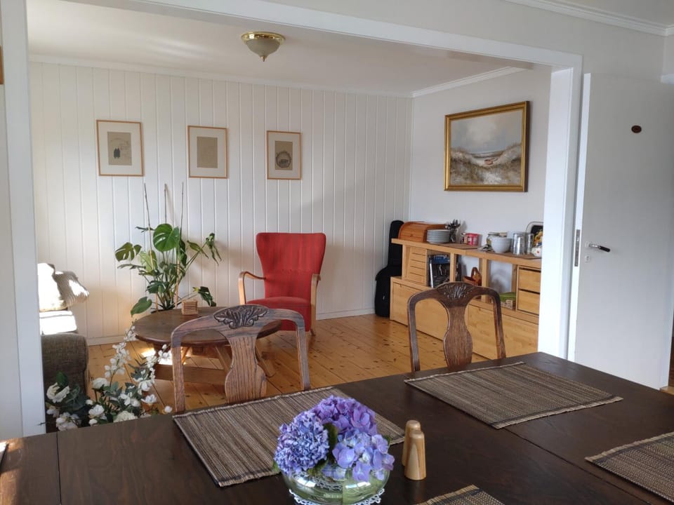 Seating area, Dining area