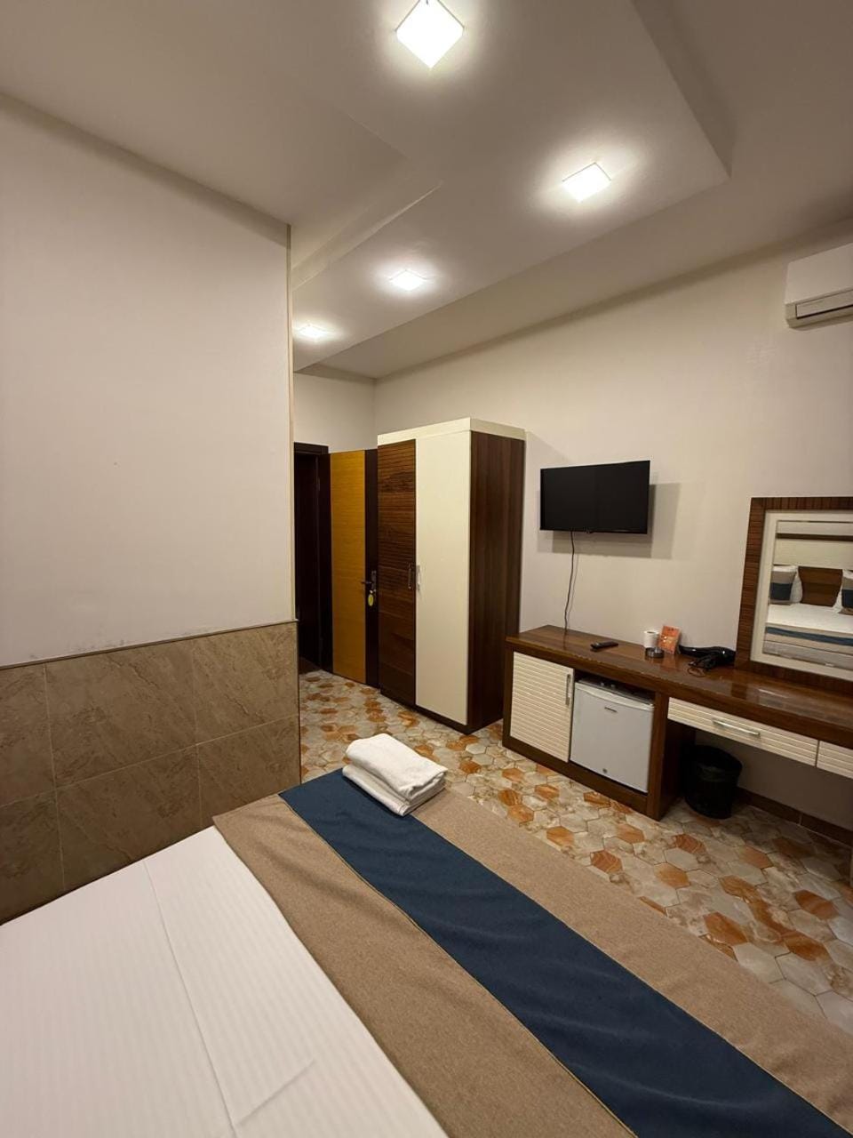 Bed, TV and multimedia, Photo of the whole room, Seating area, Bedroom, air conditioner
