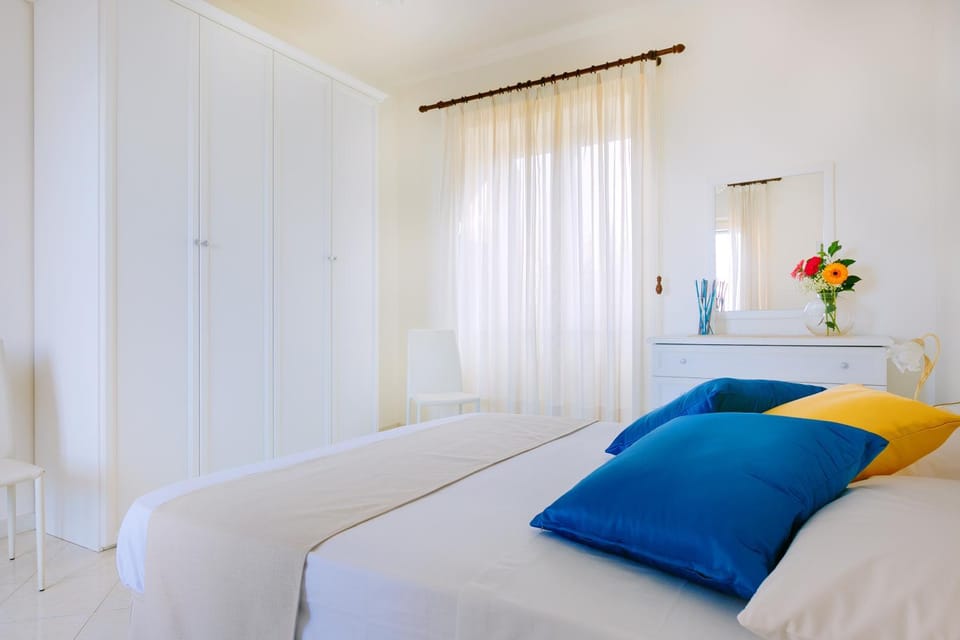 Bed, Day, Photo of the whole room