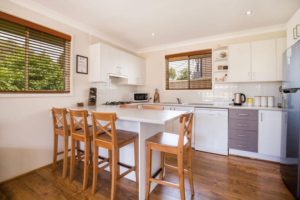 Sunbaker Pet Friendly Awards Finalist 4 Mins Walk to Culburra Beach House in Culburra Beach
