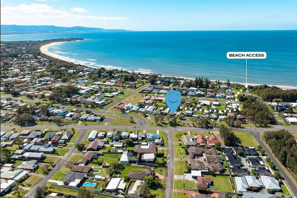 Sunbaker Pet Friendly Awards Finalist 4 Mins Walk to Culburra Beach House in Culburra Beach