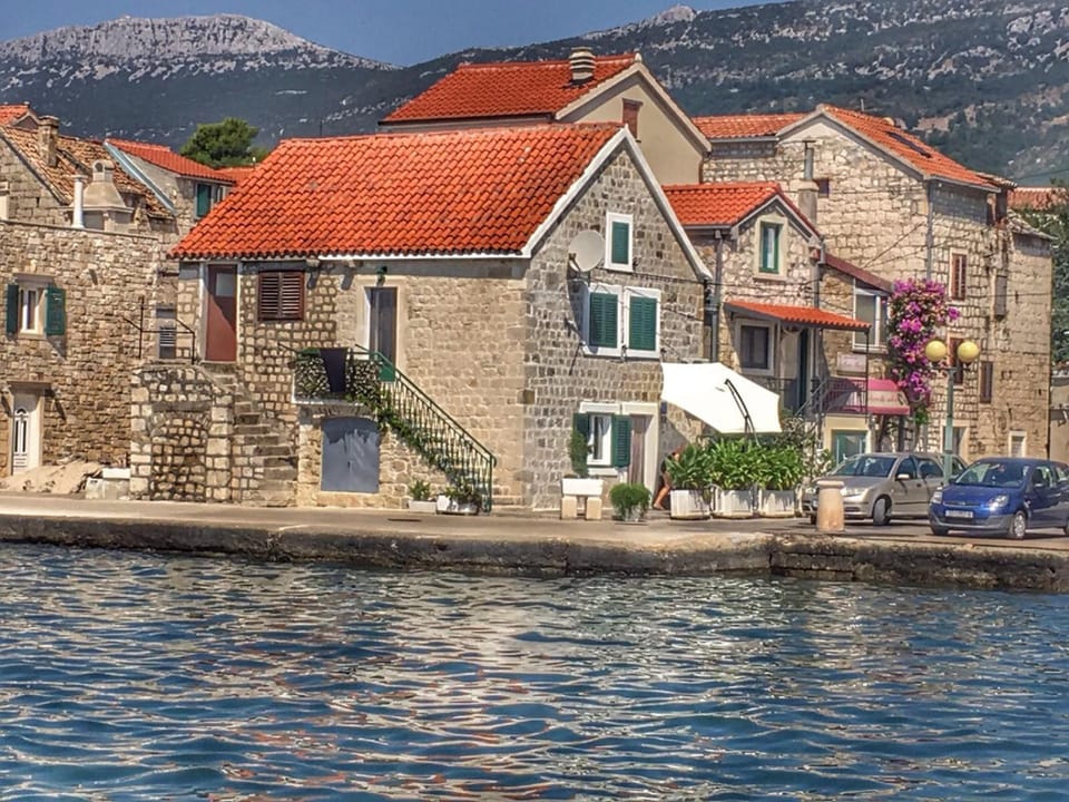 Facade/entrance, Floor plan