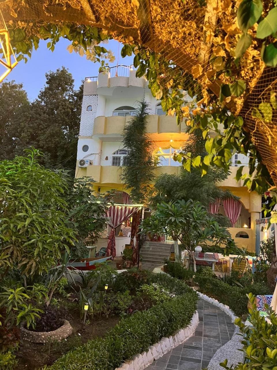 Property building, Restaurant/places to eat, Garden, Garden view, Breakfast
