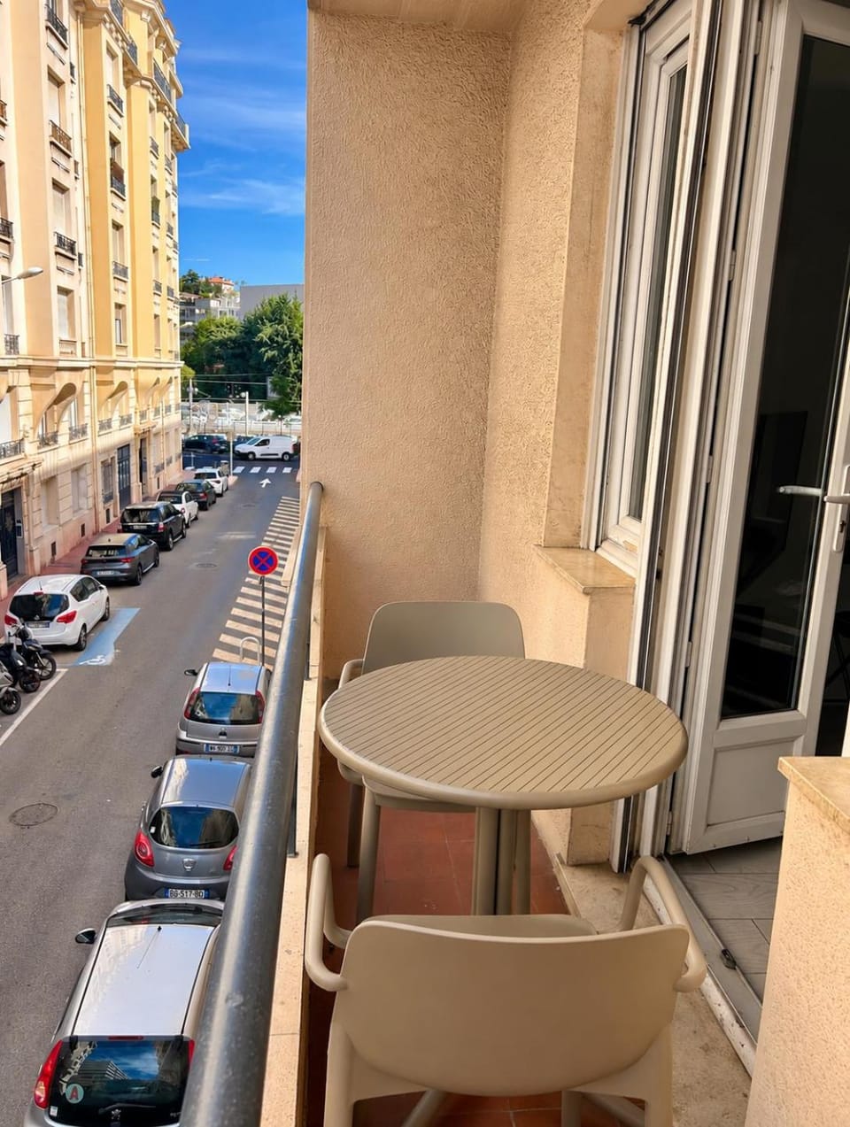 Property building, Neighbourhood, Balcony/Terrace, Dining area, Street view