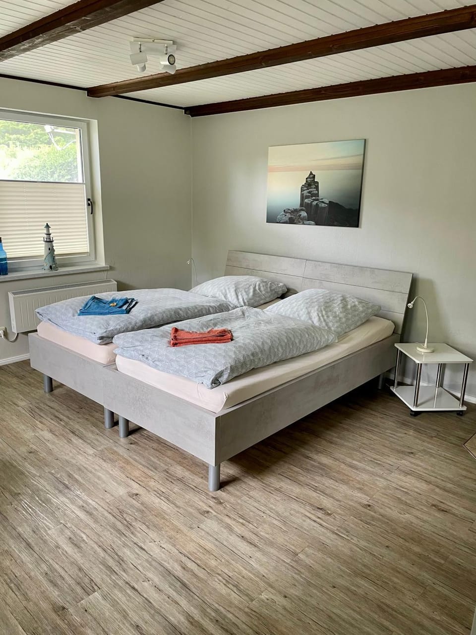 Bed, Photo of the whole room, Bedroom, towels