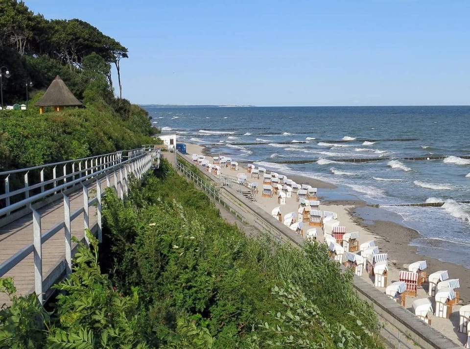 Nearby landmark, Spring, Day, People, Natural landscape, Beach, Sea view, group of guests