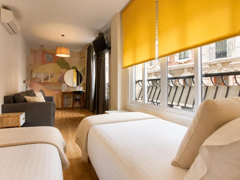 Bed, Photo of the whole room, Bedroom, air conditioner