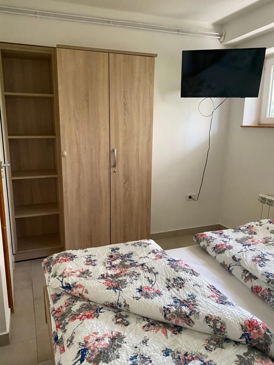 Bed, TV and multimedia, Bedroom