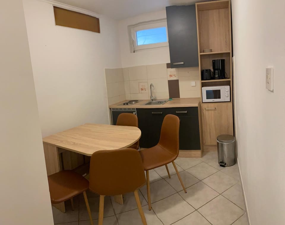 Kitchen or kitchenette, Dining area