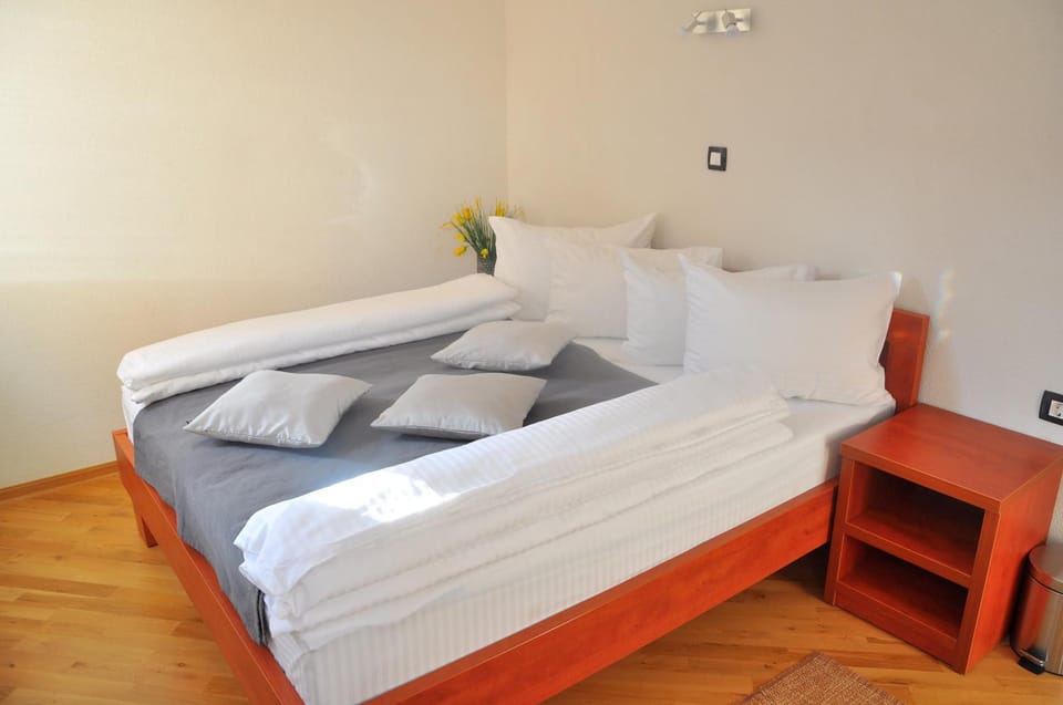 Bed, Day, Other, Decorative detail