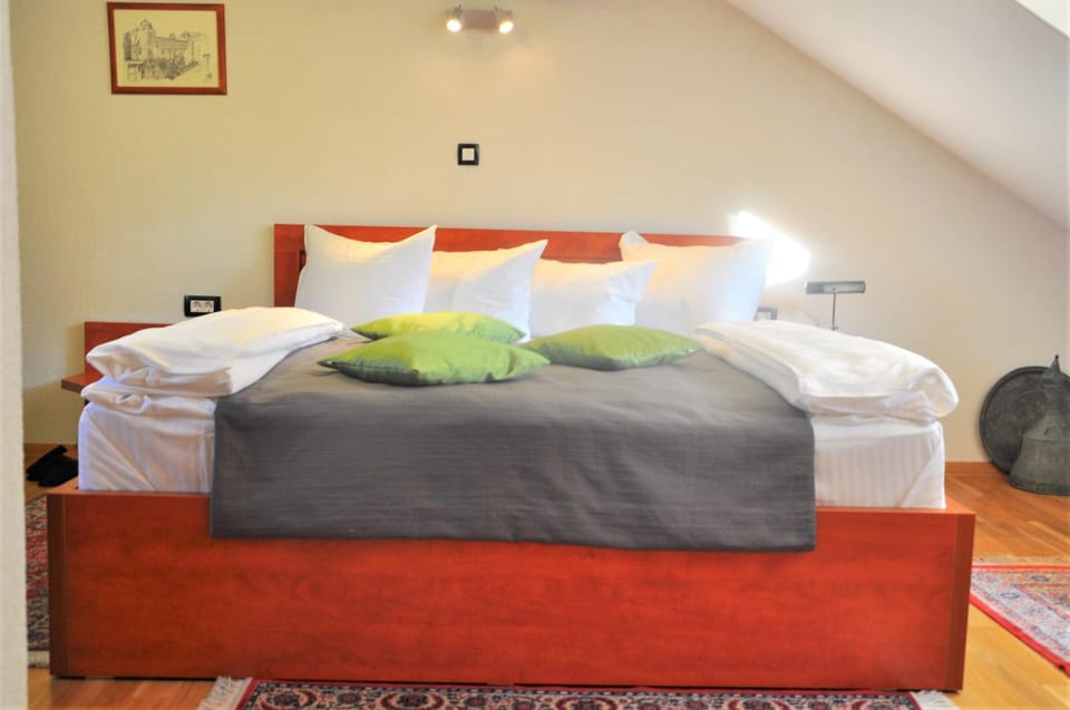 Bed, Other, Decorative detail