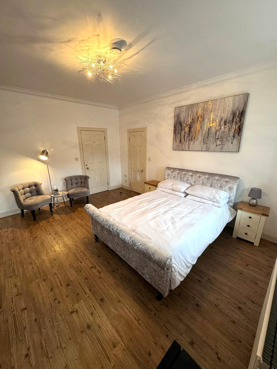 Bed, Seating area