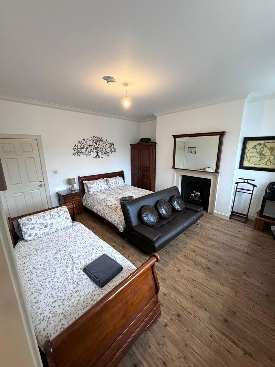 Bed, Seating area, Bedroom, wardrobe
