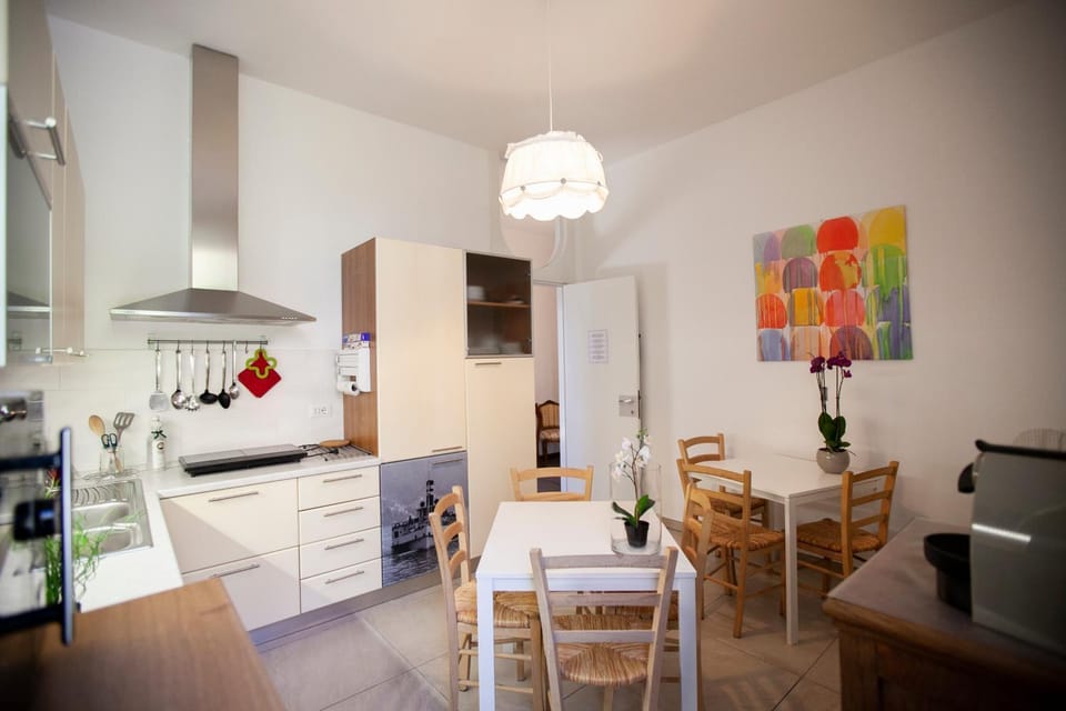 Kitchen or kitchenette, Dining area, Communal kitchen