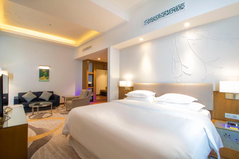 Bed, TV and multimedia, Photo of the whole room, Seating area, Bedroom, safe, wardrobe
