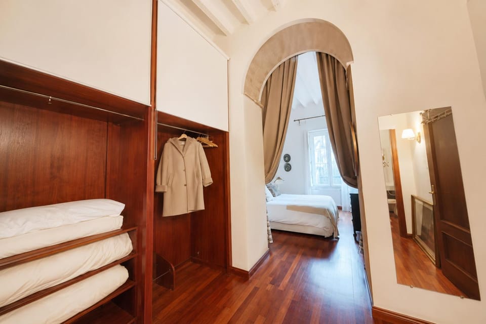Photo of the whole room, Bedroom, wardrobe