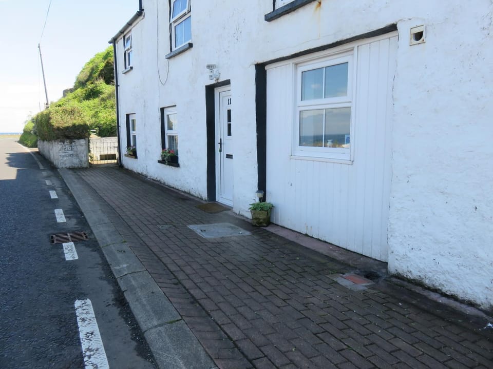 Facade/entrance, Sea view