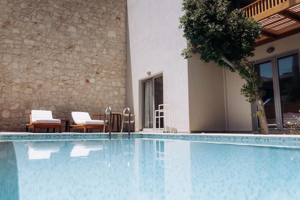 Patio, Swimming pool, sunbed