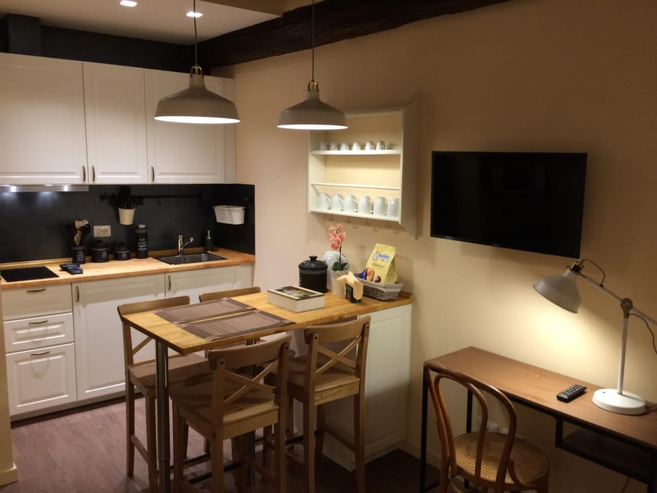 Coffee/tea facilities, Kitchen or kitchenette, Dining area, stove