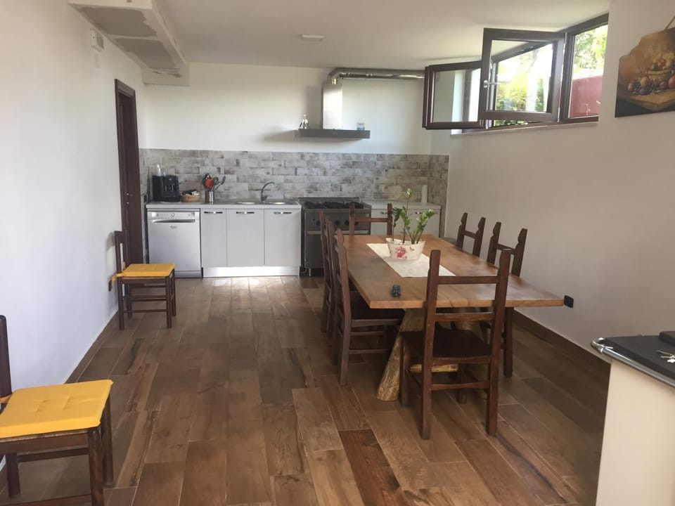 Toilet, Restaurant/places to eat, TV and multimedia, Coffee/tea facilities, Kitchen or kitchenette