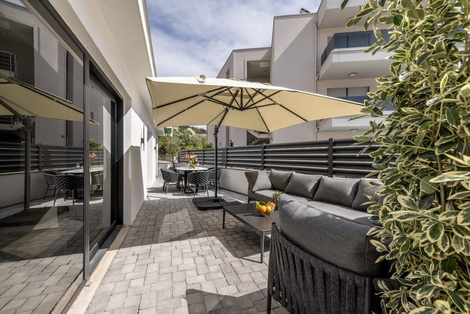 Patio, Day, View (from property/room), Balcony/Terrace, Living room, Seating area, Dining area, sunbed