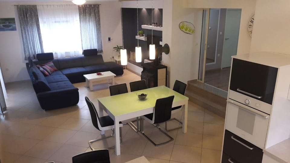 Kitchen or kitchenette, Seating area, Dining area