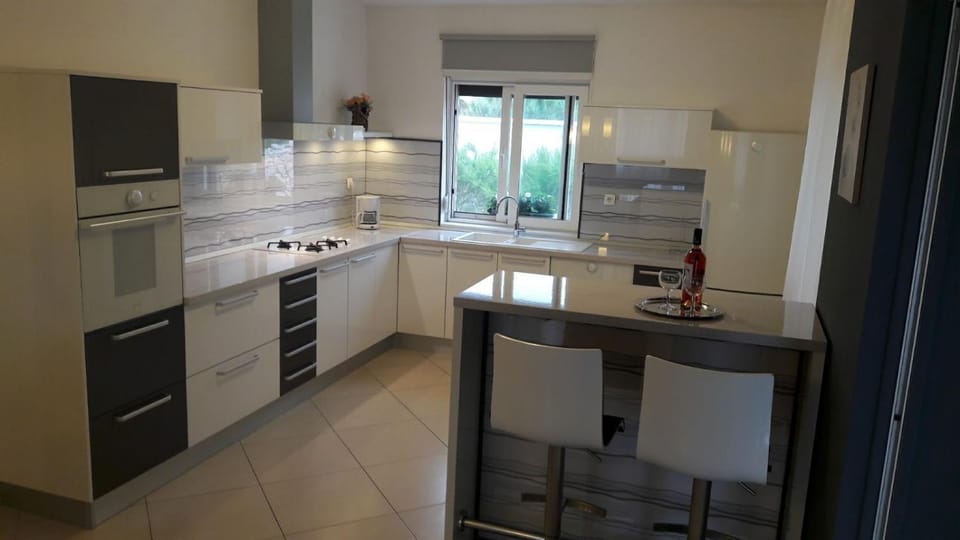 Coffee/tea facilities, Kitchen or kitchenette, Seating area