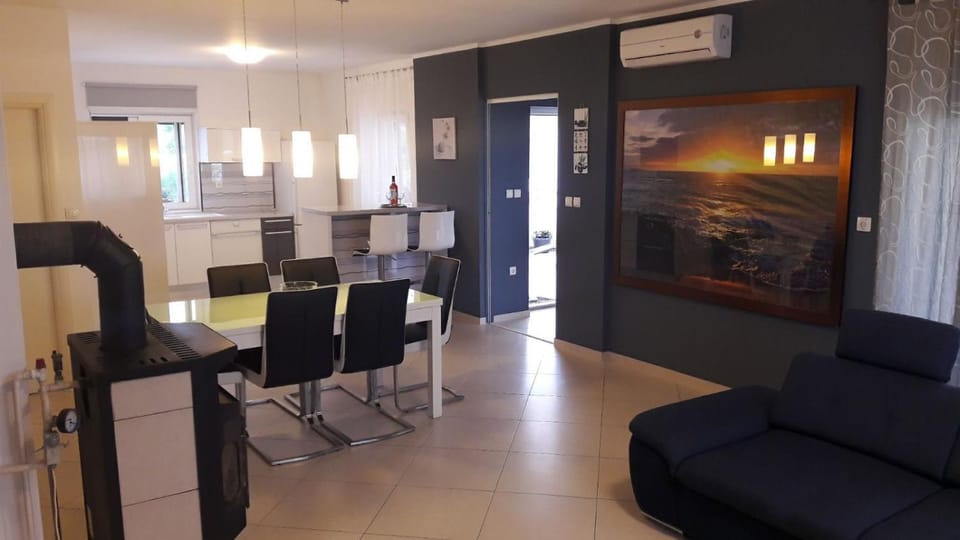 Kitchen or kitchenette, Living room, Seating area