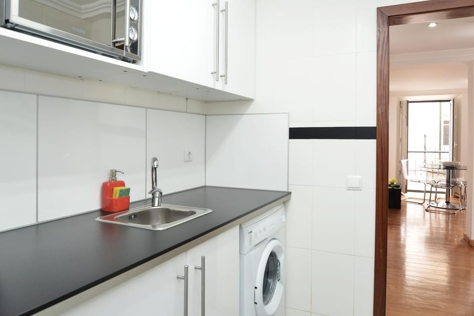 Kitchen or kitchenette, minibar, washing machine
