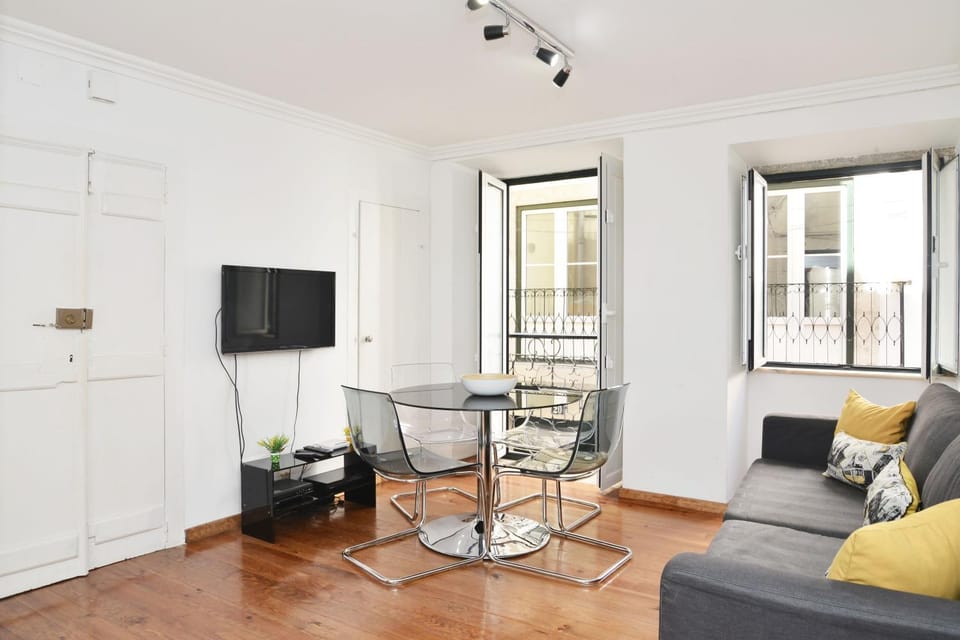 TV and multimedia, Living room, Seating area, Dining area