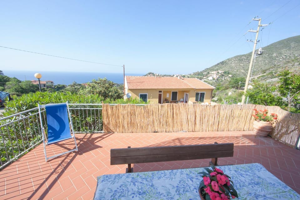On-site shops, Balcony/Terrace, Garden view, Landmark view, Mountain view, Sea view, Street view