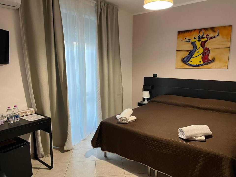 Bed, TV and multimedia, Photo of the whole room, Bedroom, towels