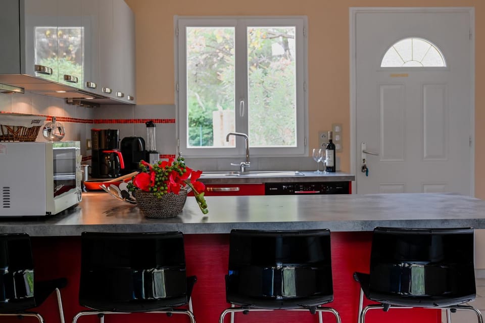 Coffee/tea facilities, Kitchen or kitchenette, Photo of the whole room, Decorative detail, Seating area, Dining area, Garden view