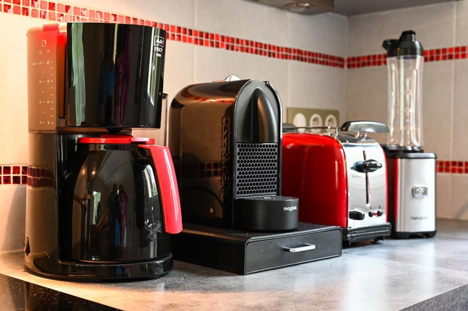Coffee/tea facilities, Kitchen or kitchenette, Food and drinks, Decorative detail, Non alcoholic drinks, toaster