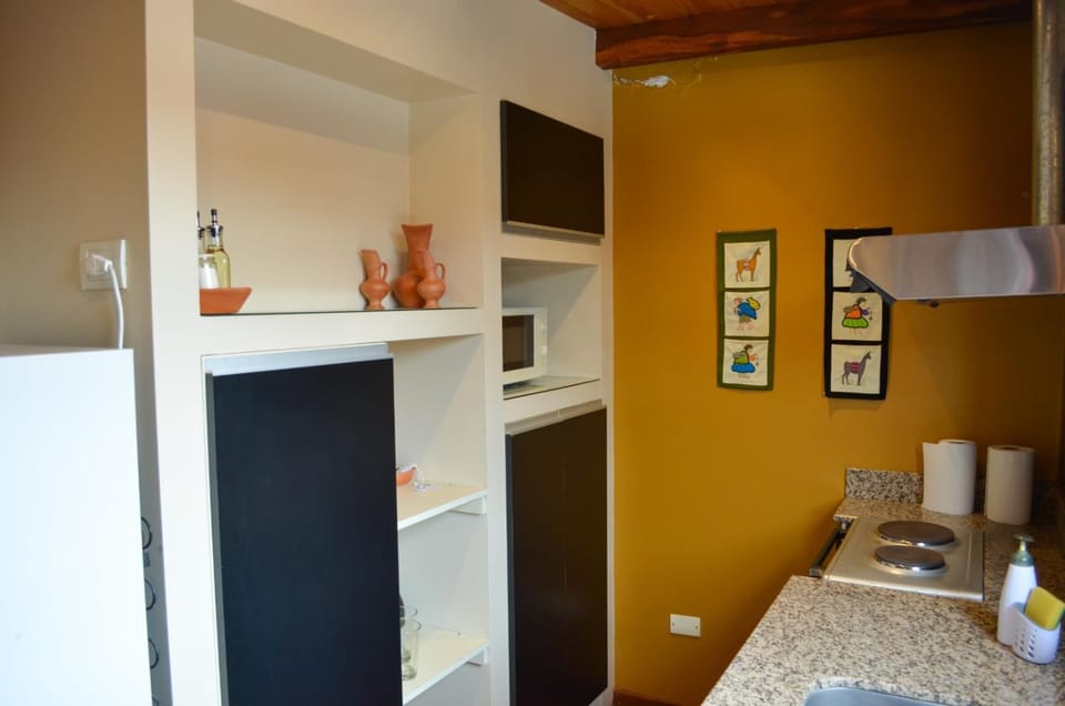 Kitchen or kitchenette, minibar