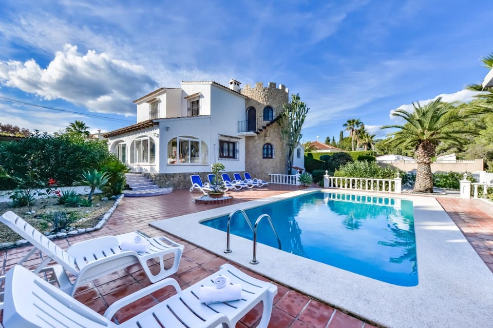 Property building, Garden, sunbed