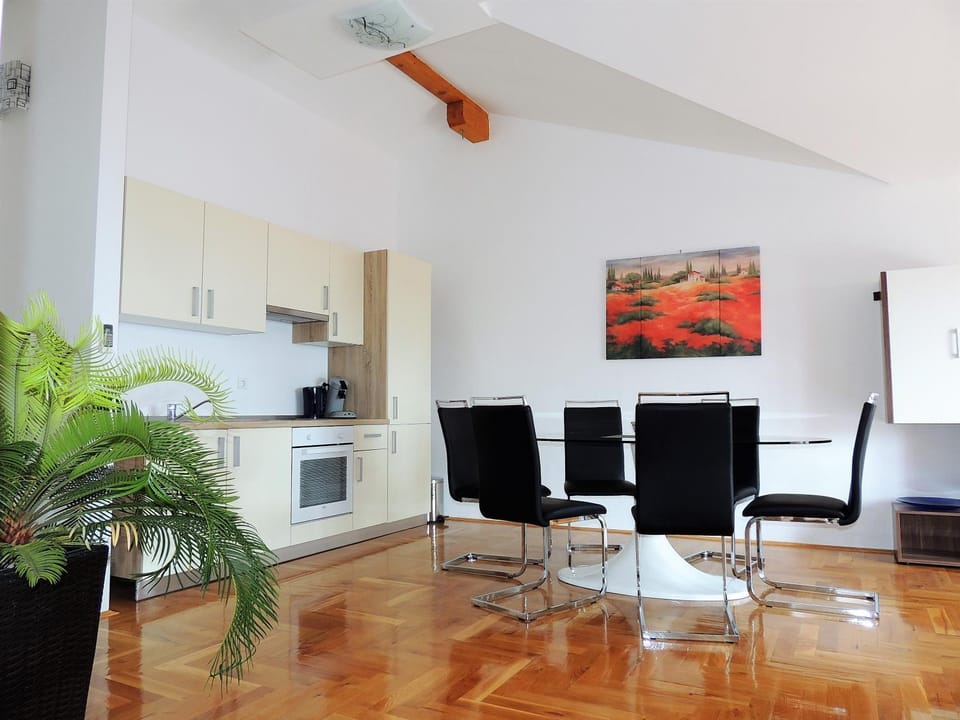 Kitchen or kitchenette, Dining area