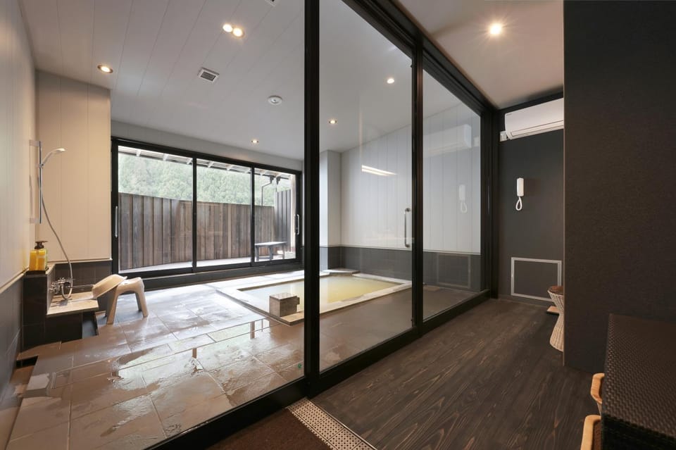 Hot Spring Bath, Area and facilities