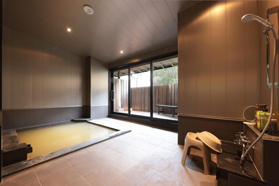 Hot Spring Bath, Area and facilities