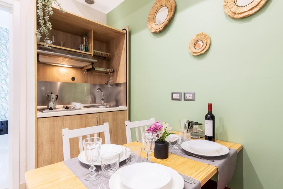 Kitchen or kitchenette, Dining area