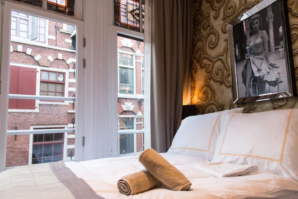 Bed, Photo of the whole room, City view