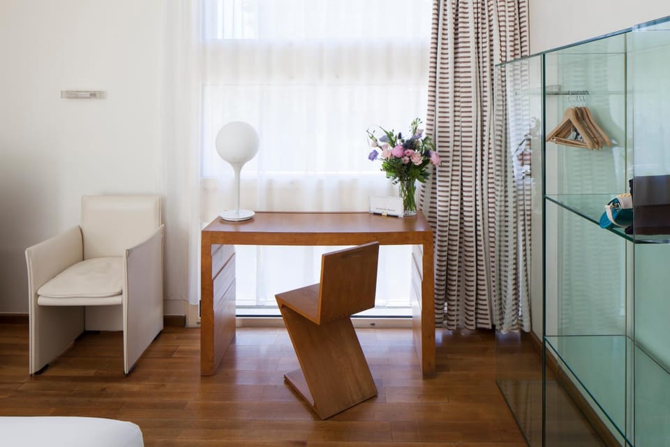 Photo of the whole room, Decorative detail