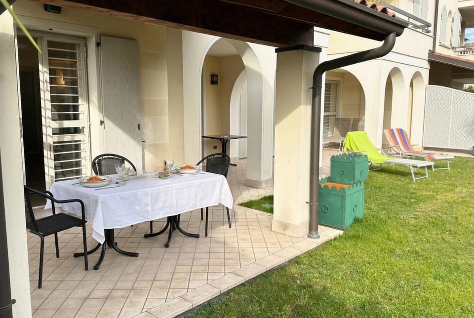 Patio, Garden, sunbed