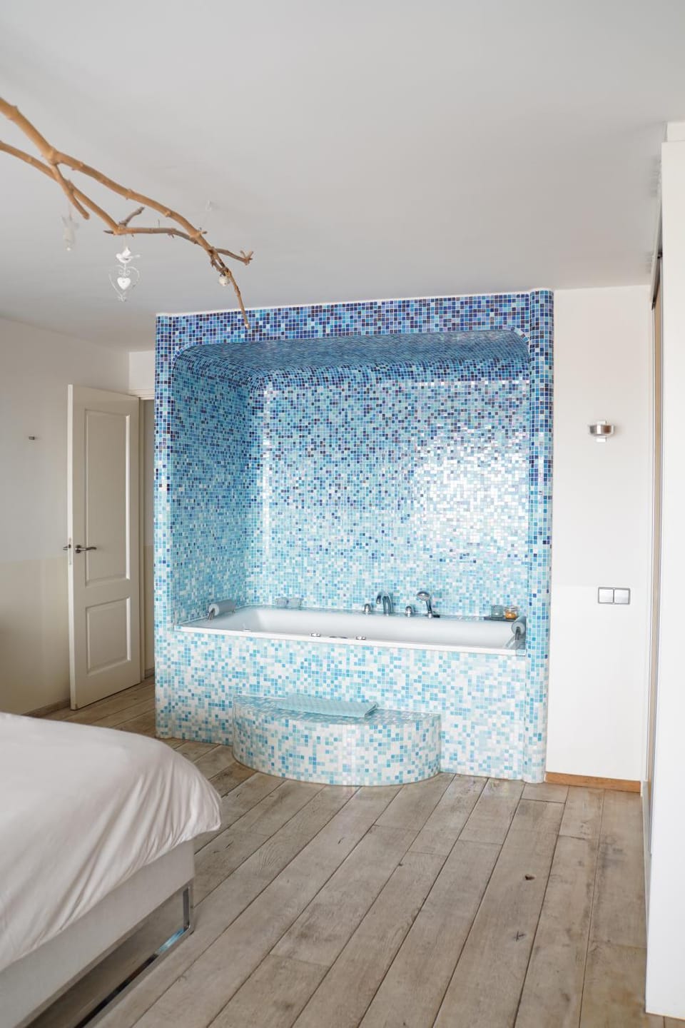 Photo of the whole room, Bath