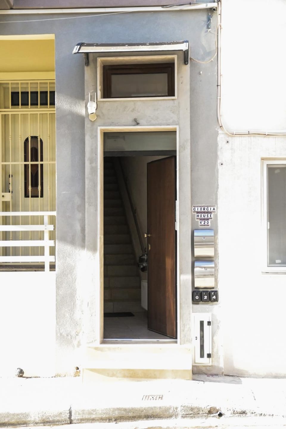Property building, Facade/entrance, Day, View (from property/room), Street view, acessibility