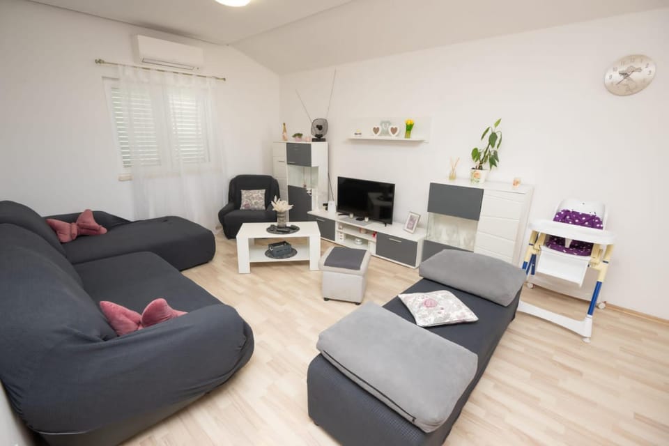 Communal lounge/ TV room, Living room, air conditioner