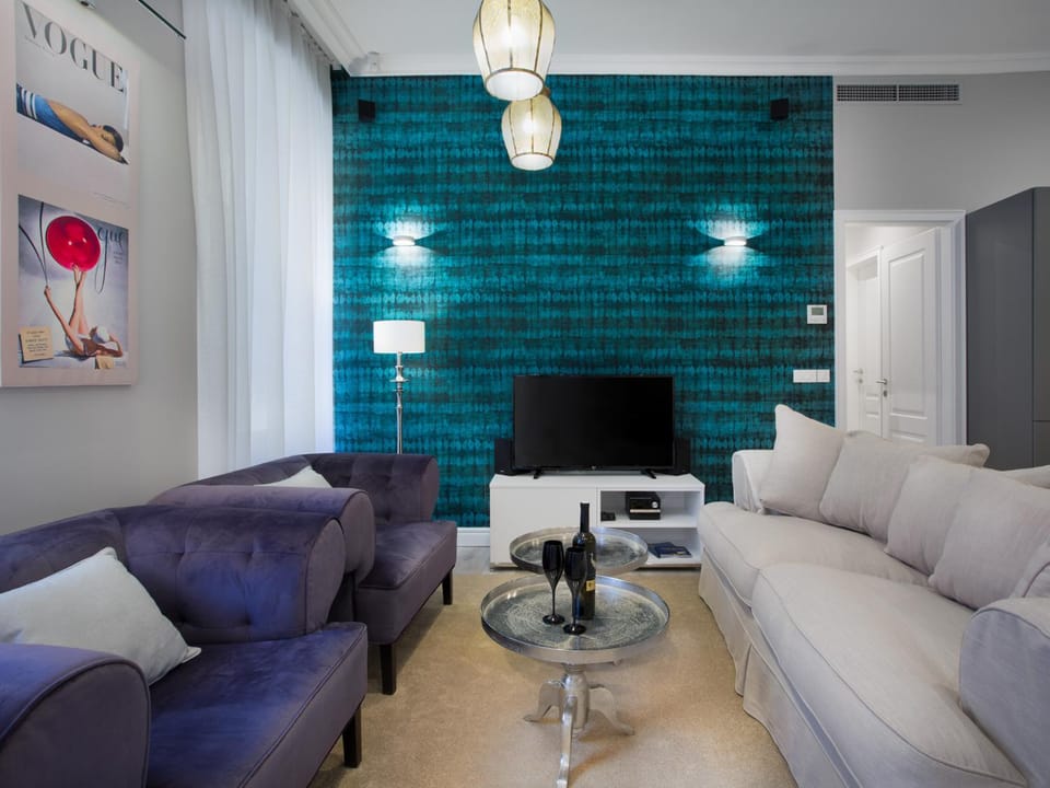 TV and multimedia, Coffee/tea facilities, Kitchen or kitchenette, Living room, Decorative detail, Dining area, Family